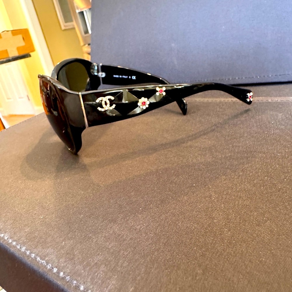 Rare oversized chanel Black Sunglasses - Picture 2 of 4